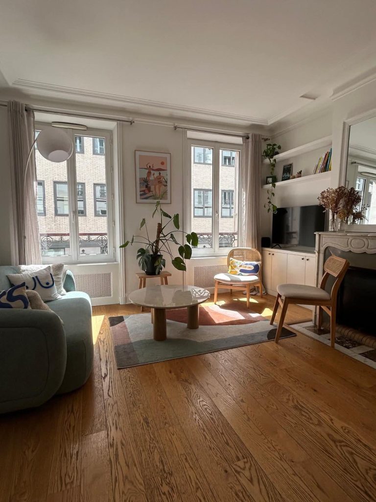 Peinture intérieure et pose de parquet à Domont (95330) 10 Peinture murale intérieure dans un salon à Domont – finition satinée