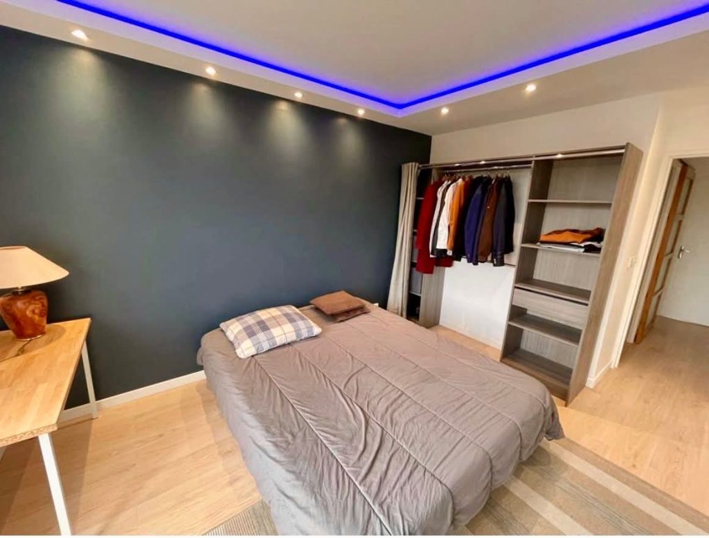 Artisan peintre Paris (75000) – Intérieur, façades et rénovation haut de gamme 16 Pose de papier peint et toile de verre à Domont – finitions décoratives