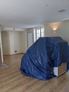 Peinture de bureaux dans le Val-d’Oise (95) 2 Salle de réunion rénovée après peinture des murs et plafonds – bureaux Marly-la-Ville 95